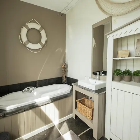 別荘 Namur Mansion By The Meus